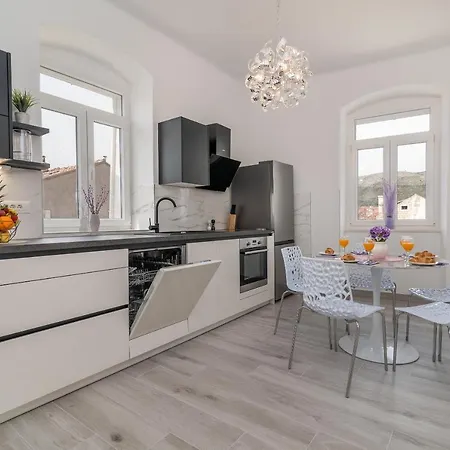 Silvia Apartment *